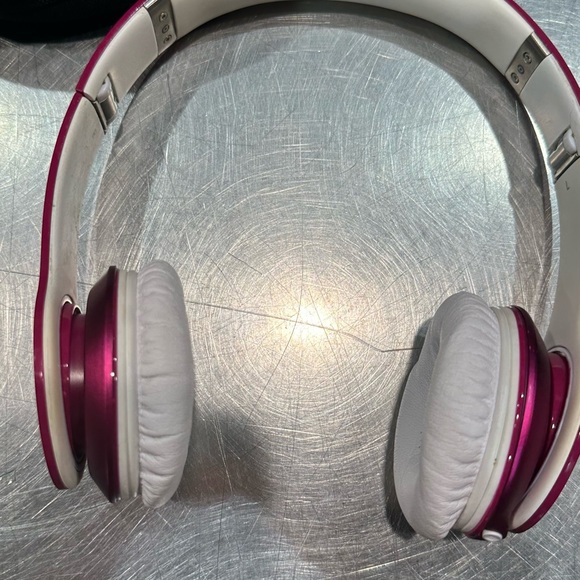 Beats Solo HD Pink Headphones - Picture 12 of 13